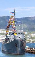 russisch oorlogsschip met vlaggen foto