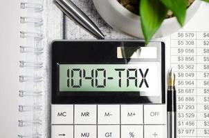 woord 1040 belasting op rekenmachine. bedrijfs- en belastingconcept. foto