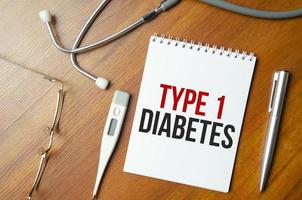 type 1 diabetes. tekst op wit papier in notitieboekje bij stethoscoop foto