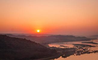 zonsondergang op de berg. zonsondergang oranje hemel achtergrond foto