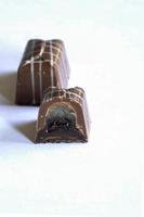 half gesneden chocoladestuk foto