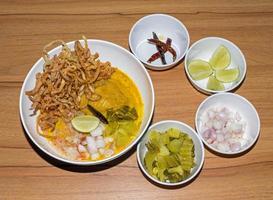 eiernoedels in kipcurry, Thais eten, kao soi kai