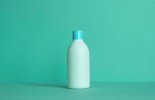 fles voor cosmetische producten zonder etiket. gezichtsverzorging concept. foto