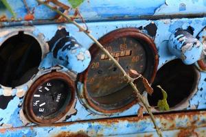 oude roestige blauwe autometer foto