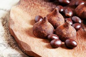chocolade truffels en ballen op een houten achtergrond foto