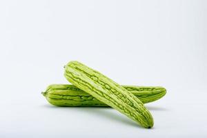 courgette op witte achtergrond. een populaire groente in Thais eten. foto