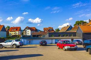 braunlage harz nedersaksen duitsland 2013 straat met auto's huizen winkels voetgangers bergen duitsland. foto