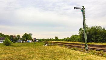 groen en vredig treinstation gebouw en spoorlijnen duitsland. foto