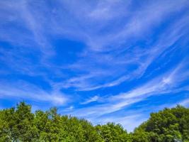 blauwe lucht met chemische wolken chemtrails op zonnige dag duitsland. foto