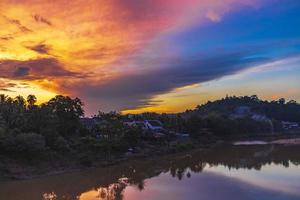 zonsondergang bij panorama landschap mekong rivier en luang prabang laos. foto