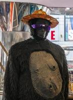 coole aap gorilla mannequin in een verkoopwinkel bangkok thailand. foto