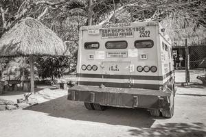 tulum quintana roo mexico 2018 veiligheid contant geld transporter vrachtwagen in mexico. foto