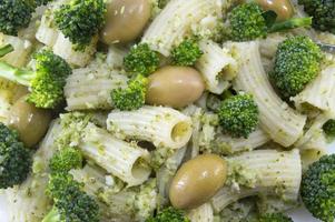 pasta met broccoli en olijven close-up foto