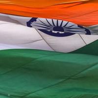 indiase vlag hoog op connaught plaats met trots in de blauwe lucht, indiase vlag wapperen, indiase vlag op onafhankelijkheidsdag en republiek dag van india, tilt-up shot, wuivende indische vlag, vliegende indiase vlaggen foto