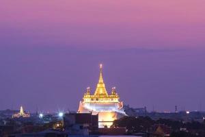 gouden pagode van wat saket-tempel in zonsondergangtijd foto