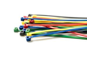 kabelbinders geïsoleerd op wit background.colorful kabelbinders geïsoleerd foto