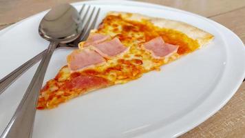 stukjes verse pepperoni pizza op een bord foto