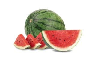 watermeloen half en gesneden vers geïsoleerd op witte achtergrond foto
