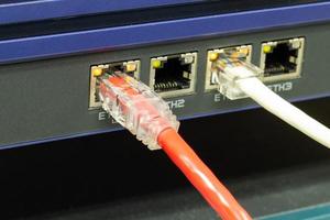 de netwerkkabels om de poort van een switch aan te sluiten om het internetnetwerk aan te sluiten, conceptcommunicatietechnologie foto