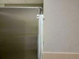 scheidingswand in badkamer bedekt met toiletpapier foto