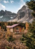 houten hutten met rotsachtige bergen in het herfstbos in het provinciale park van Assiniboine foto