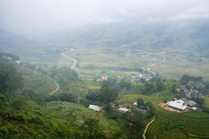 uitzicht op Tavan dorp op rijstveld terrassen met rivier in mistige dag in Sapa foto