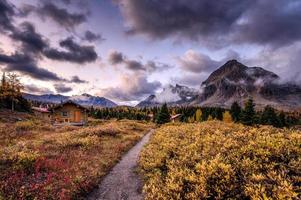 houten hutten op Canadese Rockies in de ochtend in het provinciale park van Assiniboine foto