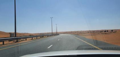 woestijn snelweg in dubai foto