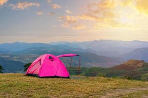 prachtig landschap bij zonsondergang en kamperen op de berg, avontuurlijk reizen lifestyle concept foto