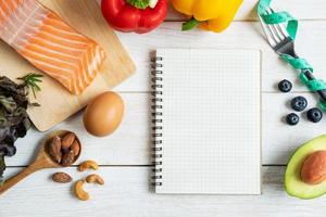 gezond eten met notebook en kopieerruimte, ketogeen dieetconcept, bovenaanzicht foto
