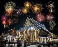 vuurwerkviering in wat phrasrirattana sasadaram de tempel van de smaragdgroene boeddha, wat phra kaeo in de nacht in bangkok, thailand foto