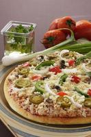 heerlijke pizza met groenten eromheen in setting. foto
