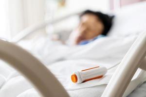 noodoproepknop voor patiëntenoproep noodhulp van arts of verpleegkundige in ziekenhuistherapie herstel op slaapkamer foto