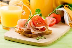 heerlijke toast en sinaasappelsap foto