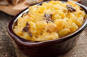 macaroni met kaas, kip en champignons gebakken in de oven foto