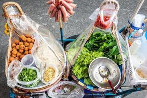 yum nham is een beroemd gerecht met een pittige smaak, Thais eten in isaan-stijl, Thais eten op straat is populair en verkoopt goed foto