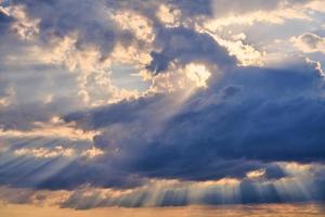 zonnestralen en wolken, zonnestralen die door stapelwolken schijnen, verbluffende scène van natuurverschijnsel foto