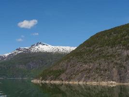 het kleine dorpje eidfjord in de noorse hardangerfjord foto