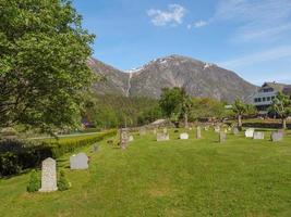 het kleine dorpje eidfjord in de noorse hardangerfjord foto