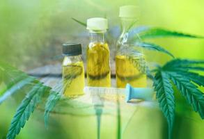 cbd olie hennep producten cannabis blad aromatherapie kruidenolie flessen achtergrond - marihuana plant essentiële oliën natuurlijke en biologische minimalistische levensstijl natuurlijk ingrediënt foto