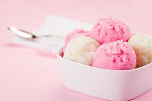 vanille-ijs met aardbeien