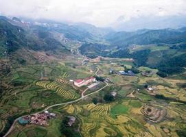 boven mening van Sapa-stad met terrasvormige rijstvelden van het Tavan-dorp foto