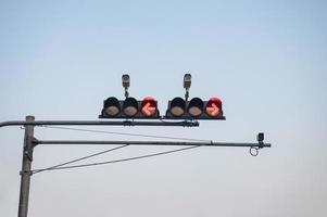 stoplicht voor stopauto-symbool met cctv-beveiligingscamera voor het detecteren van onregelmatigheden op de weg foto