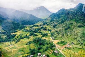 luchtfoto van stamdorp op rijstveld terrasvormig in vallei foto