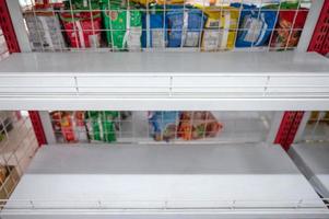 gebrek aan voedsel tijdens een epidemische ziekte op de markt in de winkel foto