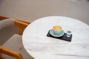kopje warme cappuccino koffie op tafel foto