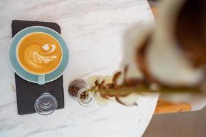 kopje warme cappuccino koffie op tafel foto