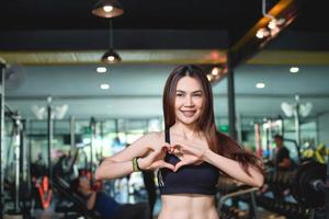 een fitnessvrouw en ze houdt van haar gezondheid. foto