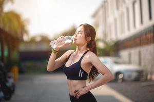 water drinken tijdens het sporten in de avond. foto