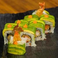 biologische sushi roll met garnalen tempura in restaurant foto